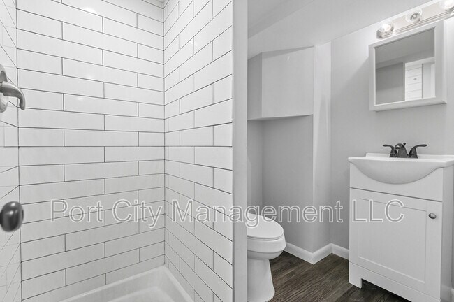 Building Photo - 885 Jaydee Ave