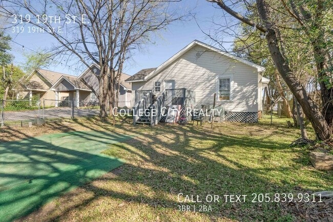 Building Photo - 319 19th St E