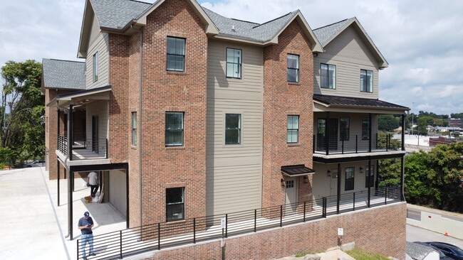 Building Photo - 1205 Hedge Ave