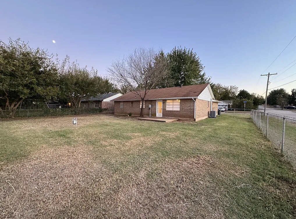 Building Photo - 8801 Cedar Ln