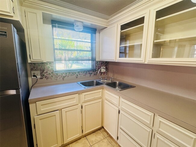 Building Photo - 605 Tovrea Rd