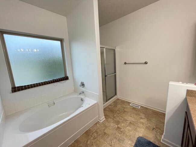 Building Photo - Spacious home in super nice neighborhood in Northwest Omaha