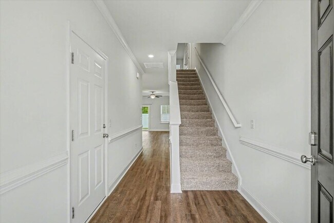 Building Photo - Like New 3 Bed, 2.5 Bath End Unit Townhome in Richmond Hill