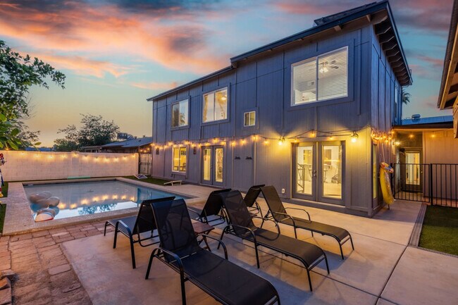 Building Photo - 3733 E Dahlia Dr
