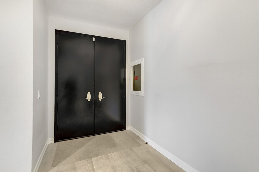 Building Photo - 4949 Genesta Ave