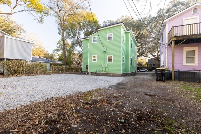 Building Photo - $300 OFF May Rent! Stylish Upstairs 1BR in Historic District
