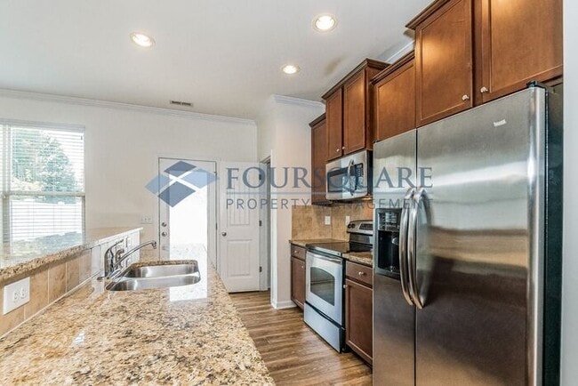 Building Photo - Townhome | Washer/ Dryer Included |Fenced ...