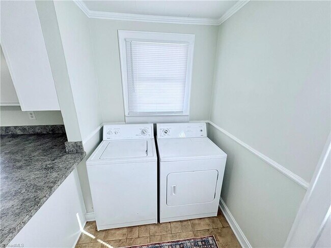 Building Photo - Updated 2 bedroom with beautiful Hardwood Floors!