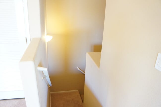 Building Photo - WONDERFUL 2 BEDROOM TOWNHOUSE IN GATED COM...