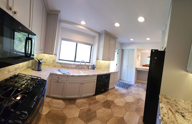 Building Photo - Furnished 3 bed 2.5 bath close to Poly.