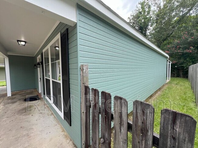 Building Photo - 522 Fawn Lake Dr
