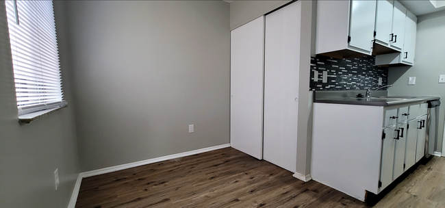 Building Photo - Beautiful 2 bedroom 1.5 bath Condo with at...