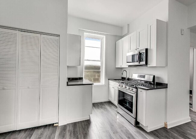 Building Photo - 2438 W 25th St