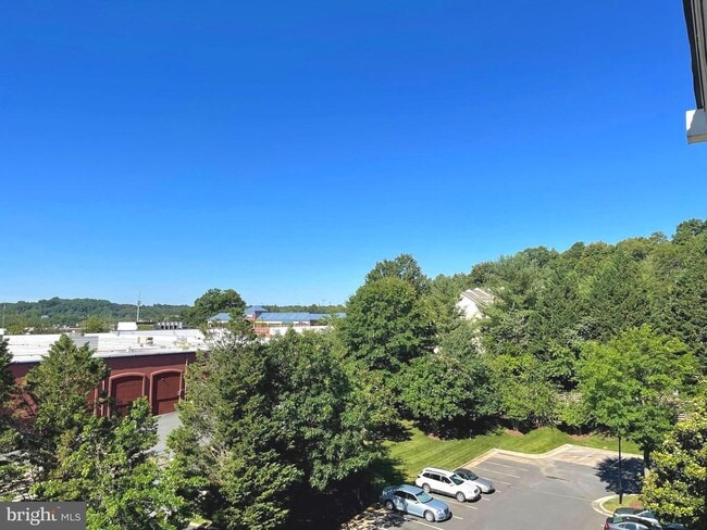 Building Photo - 1100 Quaker Hill Dr