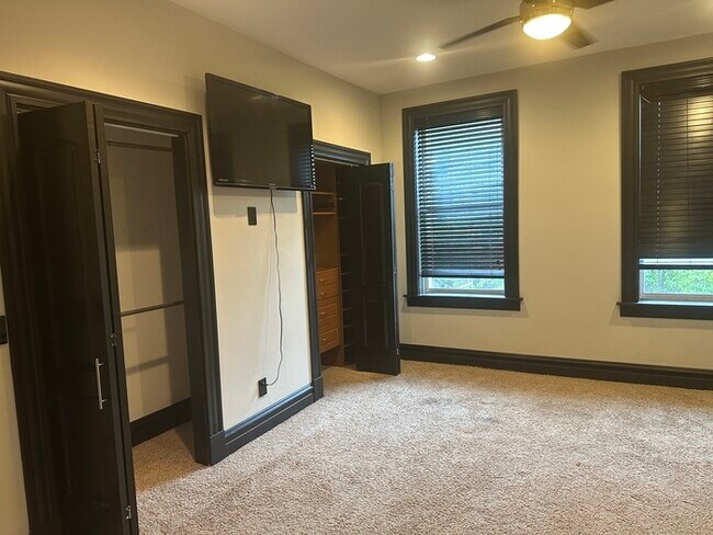 Building Photo - Wonderful 3bedroom 2 Bath Townhome In South City