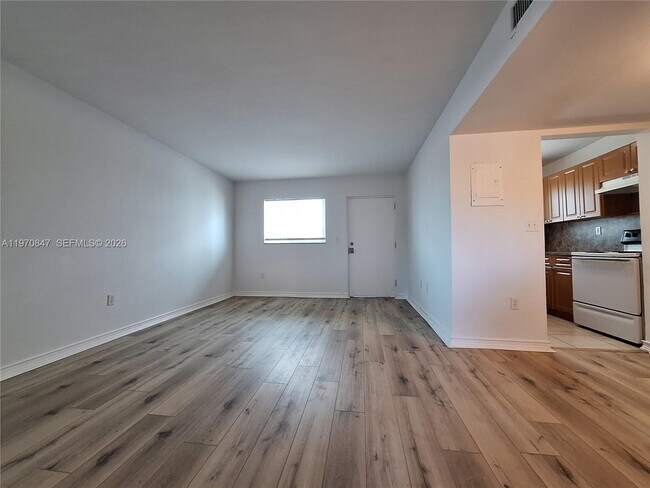 Building Photo - 2011 Bay Dr