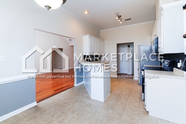 Building Photo - 512 Marble Falls