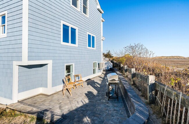 Building Photo - 12 Epping Ave