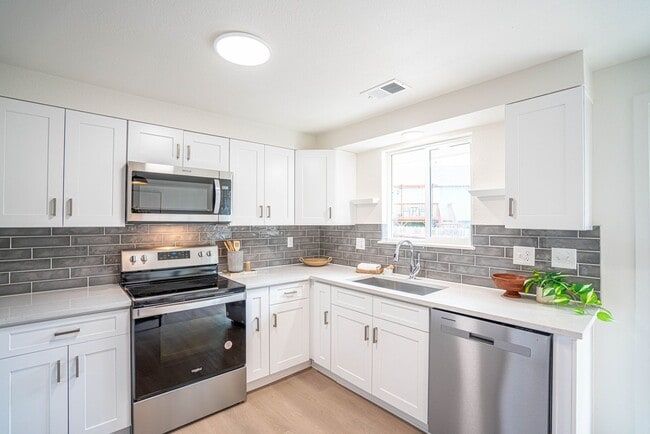 Building Photo - Charming Fully Remodeled 2 Bedroom, 1 Bath Duplex