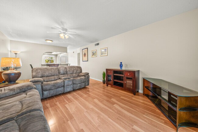 Building Photo - 2615 NE 1st Ct