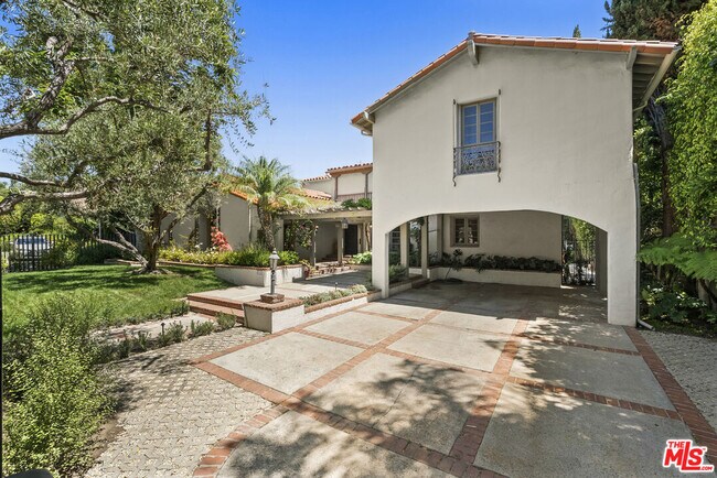 Building Photo - 512 N Palm Dr