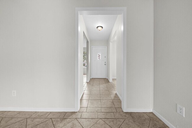Building Photo - 2300 Zinnia Ct