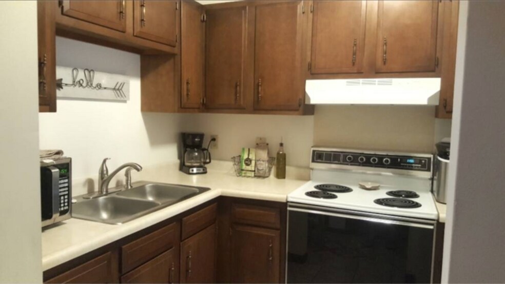 Kitchen - 1334 Spring Village Dr