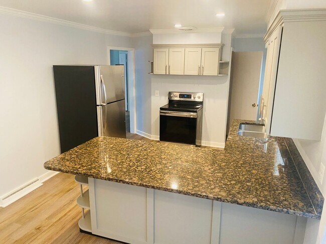 Building Photo - BEAUTIFULLY UPDATED - MINUTES TO SPOTSLYVA...