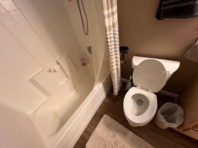 Building Photo - Fully furnished condo with pool