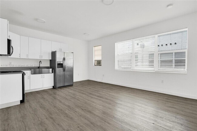 Building Photo - 402 NW 12th Ave