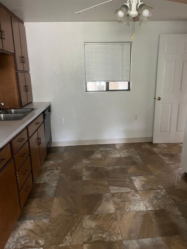 Building Photo - Nice 2 bedroom, 1 bath with yard.