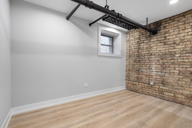 Building Photo - 6931 N Lakewood Ave