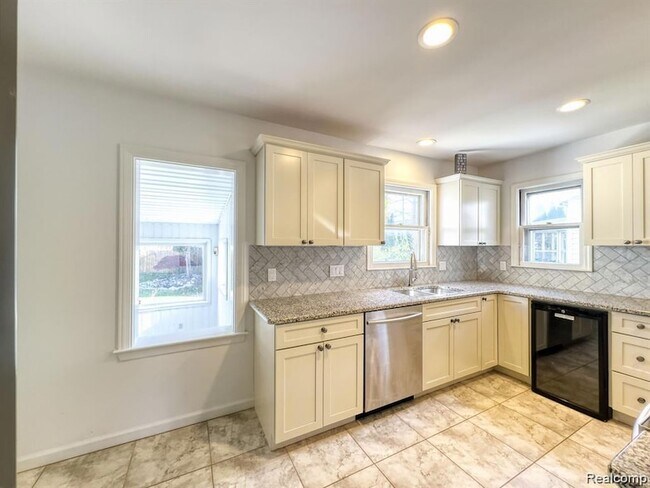 Building Photo - 806 N Altadena Ave
