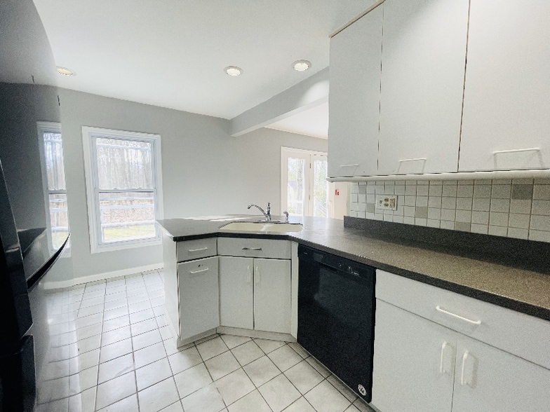 Building Photo - 14 Southbury Rd