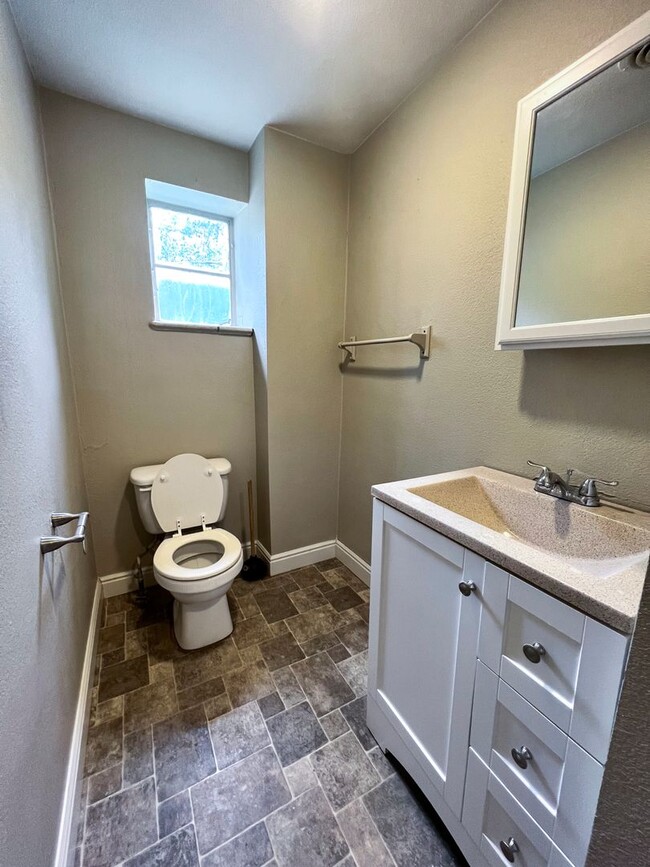 Building Photo - 905 E 16th St