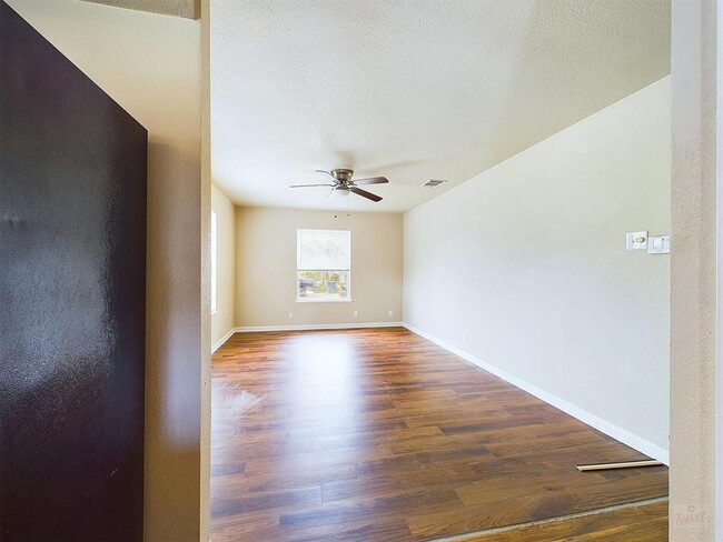 Building Photo - 1411 Kamar Dr
