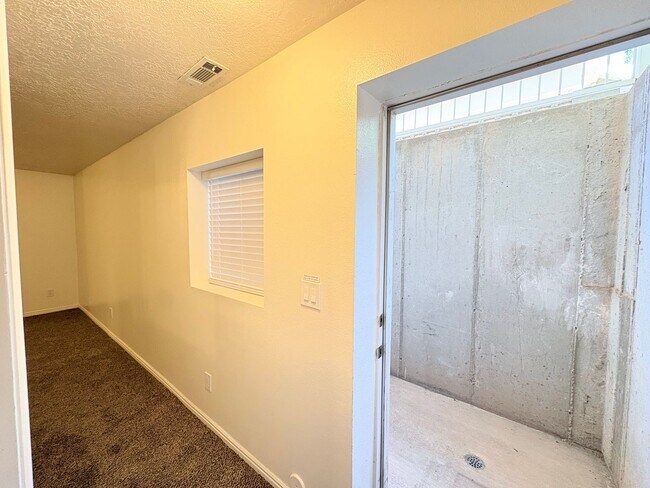 Building Photo - 334 W Mountain View Dr