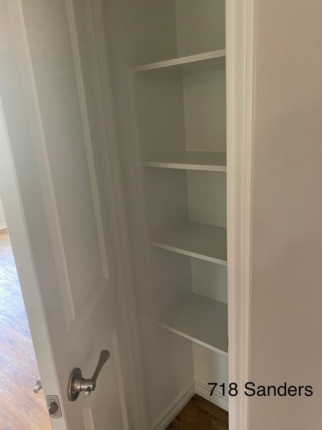 Building Photo - 718 S Sanders St