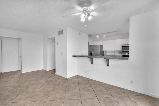 Building Photo - 3100 N Pine Island Rd