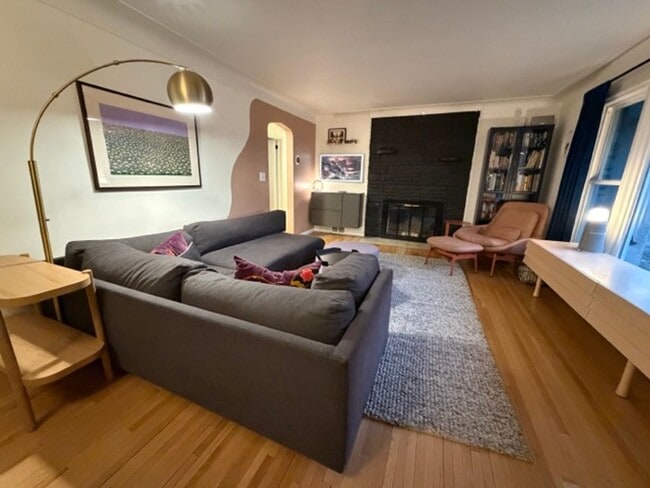 Building Photo - Stylishly Updated 4BR Home in the Heart of Northeast Minneapolis!