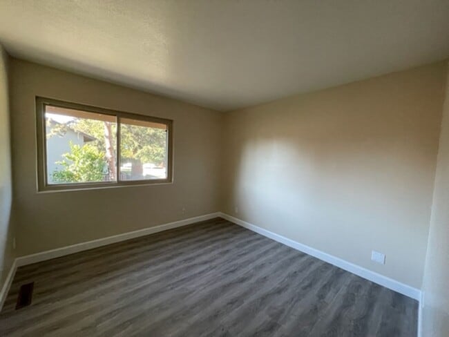 Building Photo - Updated 3 bedroom, 2.5 bath, 2 story townh...