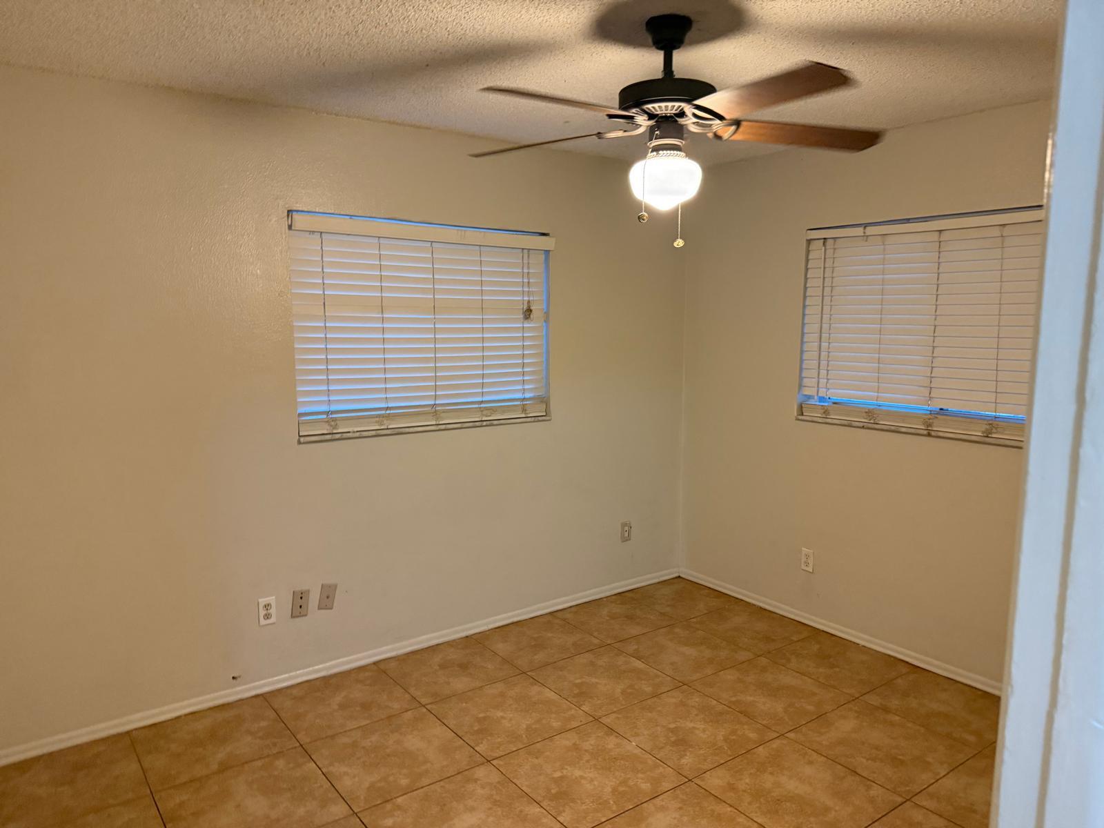 Building Photo - 915 Lake Palms Dr