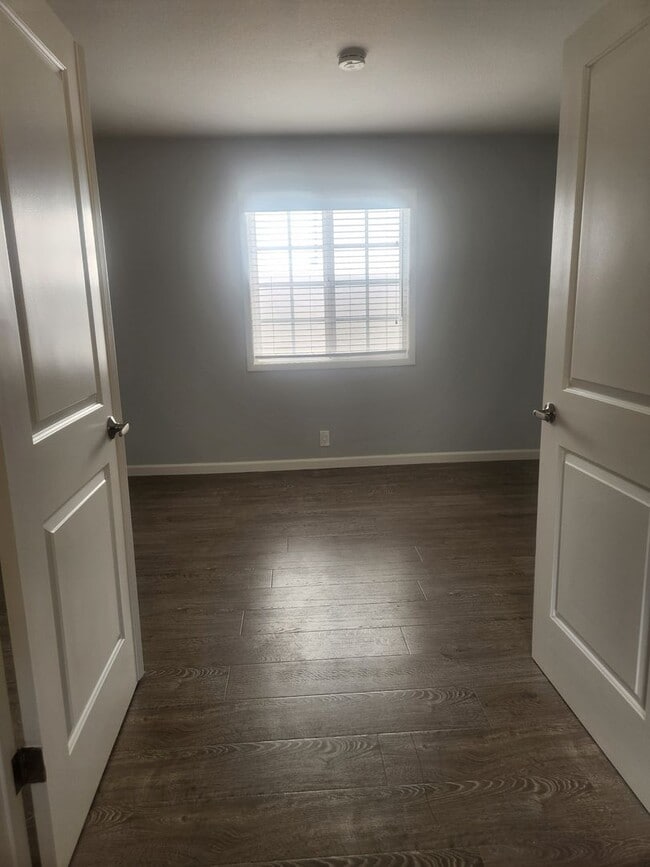 Building Photo - 512 Poinsettia Ave