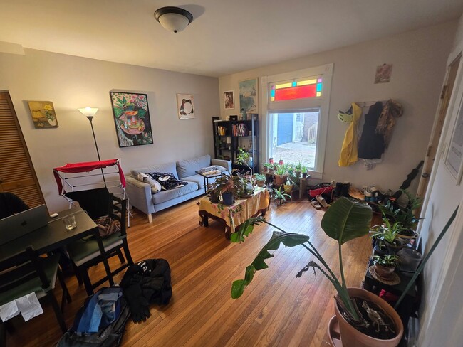 Building Photo - 712 S Vine St