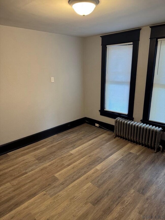 Building Photo - 529 Linden Ave