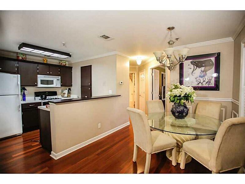 Kitchen/Dinining - 2022 River Heights Walk SE