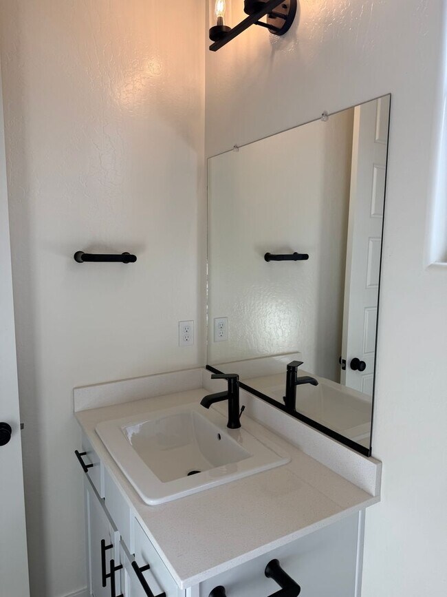 Building Photo - Brand New Home for rent in Visalia