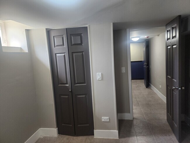 Building Photo - 3353 W Warren Blvd