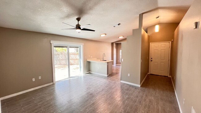 Building Photo - BEAUTIFUL 3 Bedroom 2 Bathroom home in Apopka