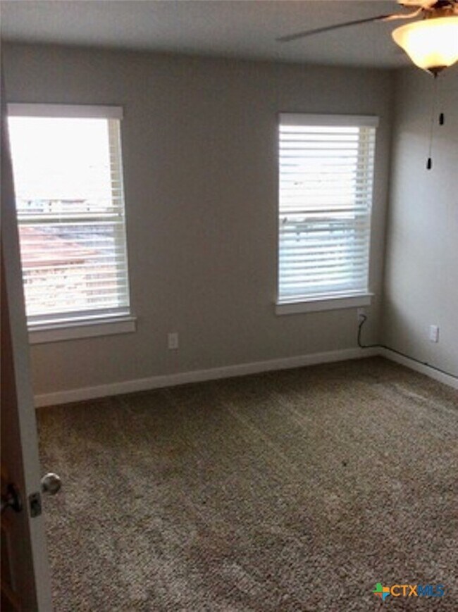 Building Photo - 562 Creekside Frst